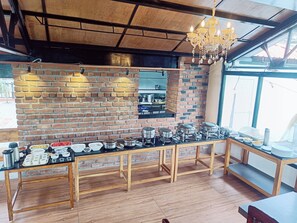 Free daily buffet breakfast  - Yagappa Heritage Resort (Kodaikanal)