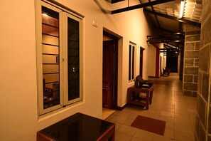 Chambre Standard, 1 grand lit, balcon, vue sur la ville | Balcon