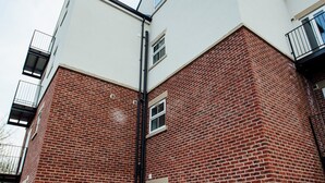 A corner of a building with red brick walls and a white facade. - Peak District One King Bedroom Haven by Belvilla (Sheffield)