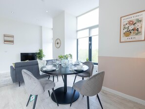 Apartment | Dining - Two-bedroom by Leeds Art Gallery by Belvilla (Leeds)