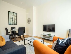 Apartment | Living area - Two Bedroom Ipswich Luxury Retreat Self Check-in (Ipswich)