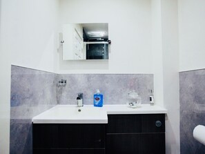 Apartment | Bathroom - Two Bedrooms Close to Peak District (Sheffield)