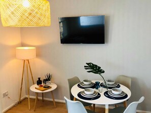 Dining - One-bedroom Near Mathematical Bridge by Belvilla (Cambridge)