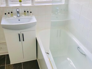 Bathroom - One-bedroom Near Mathematical Bridge by Belvilla (Cambridge)