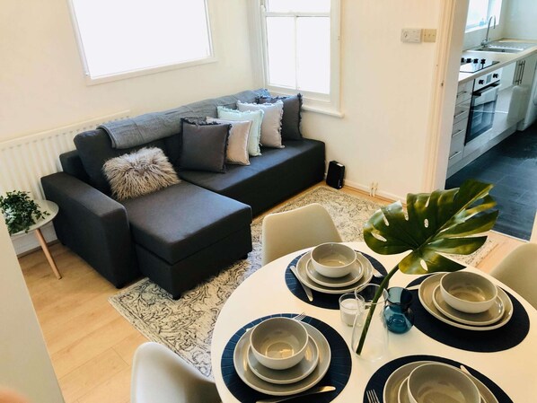 Dining - One-bedroom Near Mathematical Bridge by Belvilla (Cambridge)