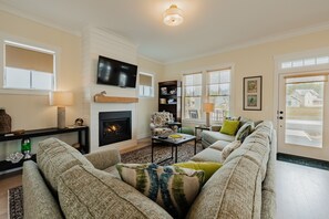 Smart TV, chimenea y libros 