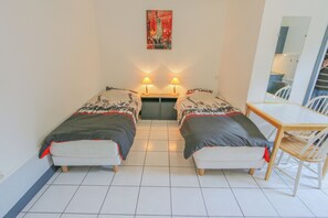 Iron/ironing board, WiFi, bed sheets
