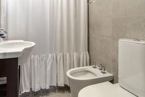 Hårføner, bidé, håndklær og såpe