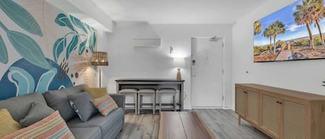 Televisión, chimenea y oficina