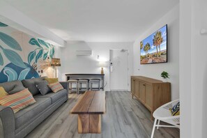 تلفزيون، مدفأة، مكتب