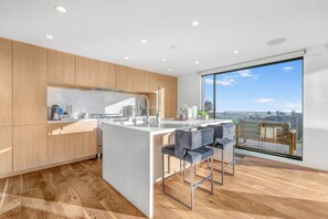 Luxury-Haus, Mehrere Betten, Whirlpool, Meerblick (Summitridge) | Eigene Küche | Kühlschrank, Mikrowelle