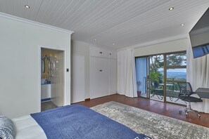 4 bedrooms, desk, iron/ironing board, travel crib