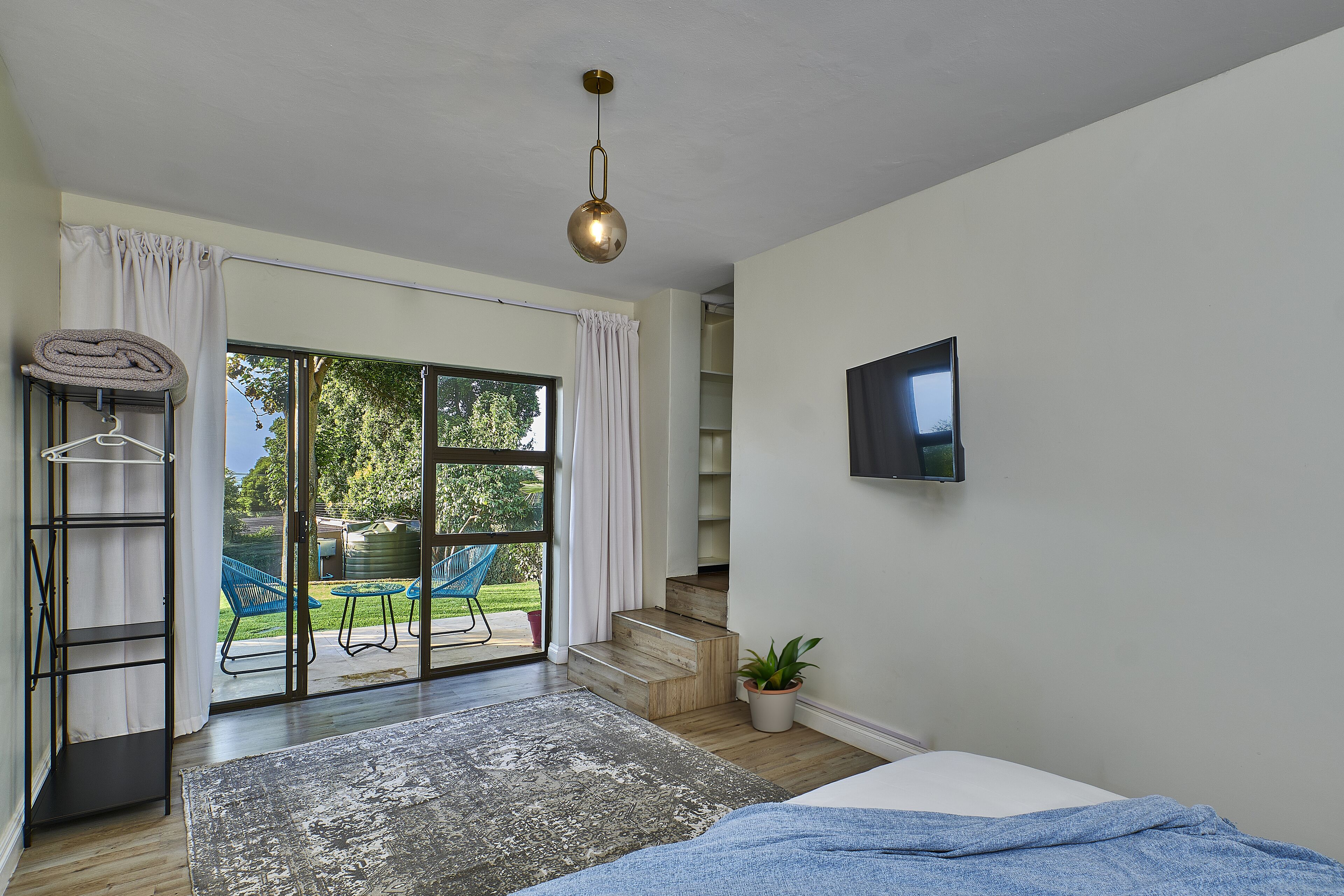 4 habitaciones, escritorio y tabla de planchar con plancha 