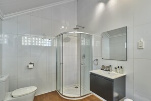Dusche, Haartrockner, Handtücher, Seife