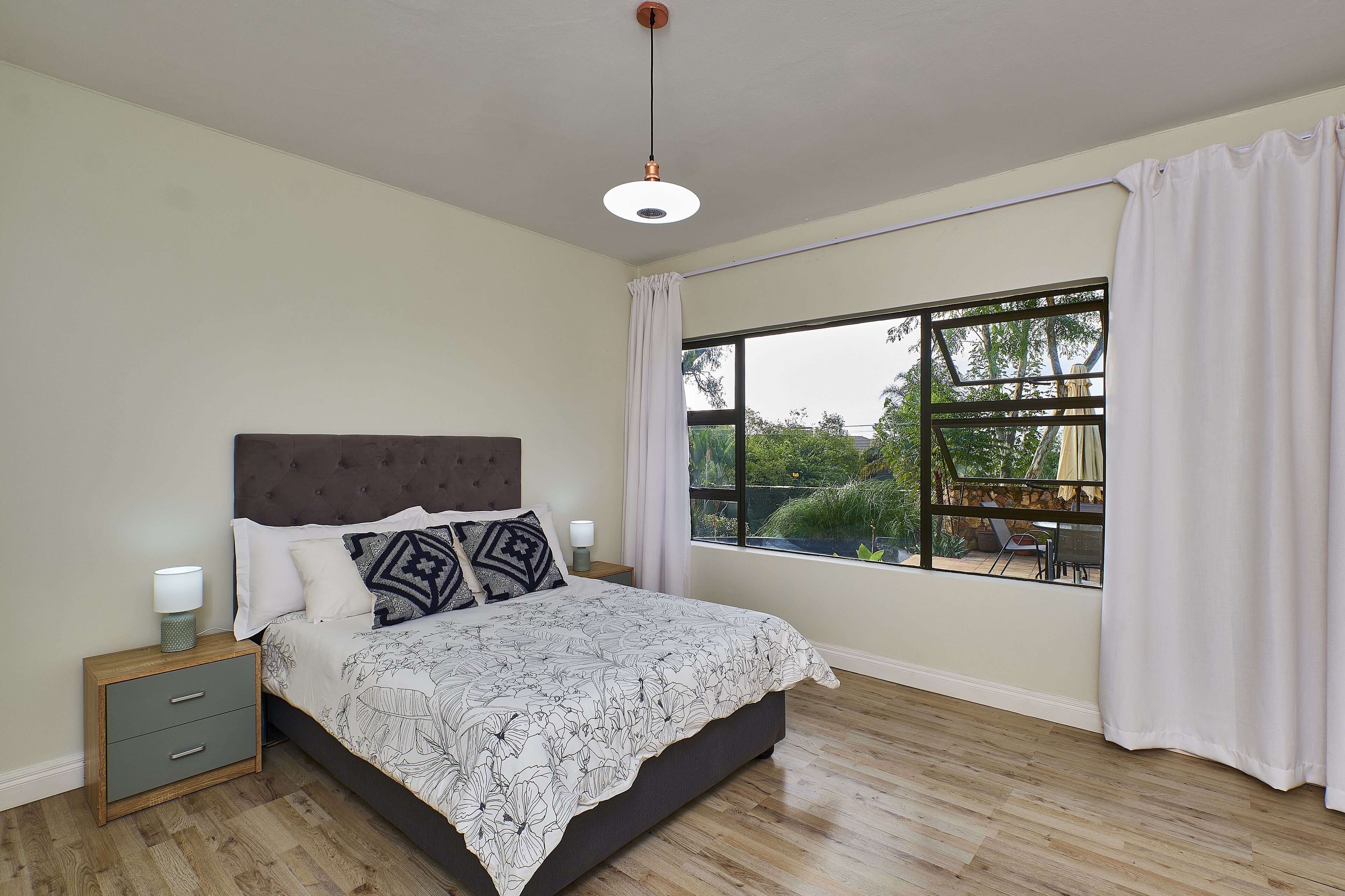 4 bedrooms, desk, iron/ironing board, travel crib