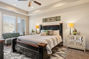 4 bedrooms, desk, iron/ironing board, travel cot - Zion's Edge: Two Pools and Hot Tubs, Clubhouse Gym (Washington)