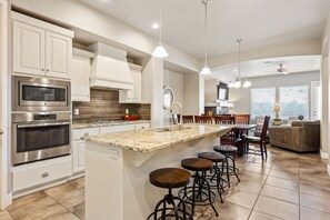 Fridge, microwave, oven, stovetop - Zion's Edge: Two Pools and Hot Tubs, Clubhouse Gym (Washington)