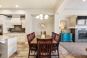 Dining - Zion's Edge: Two Pools and Hot Tubs, Clubhouse Gym (Washington)