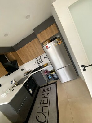 Executive-Studiosuite | Eigene Küche | Großer Kühlschrank, Ofen, Herdplatte, Kochgeschirr/Geschirr/Besteck