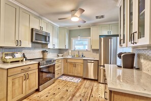 Fridge, oven, stovetop, dishwasher