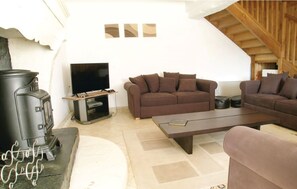 TV - Spacious holiday home with heated swimming pool and outside space. (L'Hermenault)
