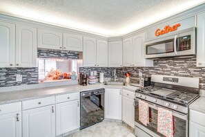 Interior - Galloway Townhome w/ Private Deck: Near Casinos! (Absecon)