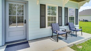 Unclassified image, 3 of 24, button - Cozy Crowley Home: Modern Interior, Covered Porch! (Crowley)