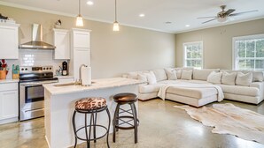 Unclassified image, 5 of 24, button - Cozy Crowley Home: Modern Interior, Covered Porch! (Crowley)