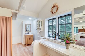 Shower - Secluded Bigfork Cabin w/ Yard & Fire Pit! (Bigfork)