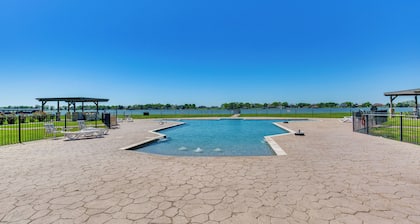 Lakefront Corsicana Condo w/ Pool Access!