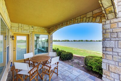 Lakefront Corsicana Condo w/ Pool Access!