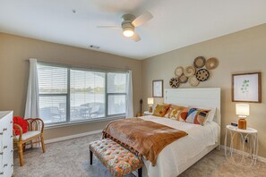 Apartment (2 Bedrooms) | Interior - Lakefront Corsicana Condo w/ Pool Access! (Corsicana)