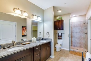 Apartment (2 Bedrooms) | Interior - Lakefront Corsicana Condo w/ Pool Access! (Corsicana)