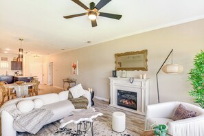 Apartment (2 Bedrooms) | Interior - Lakefront Corsicana Condo w/ Pool Access! (Corsicana)