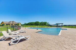 Apartment (2 Bedrooms) | Interior - Lakefront Corsicana Condo w/ Pool Access! (Corsicana)