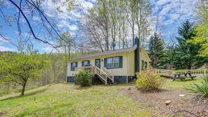 A single-story house with a front porch, a staircase leading to the entrance, and a picnic table in the yard. - Serene Roseland Retreat Near Wintergreen Resort! (Roseland)