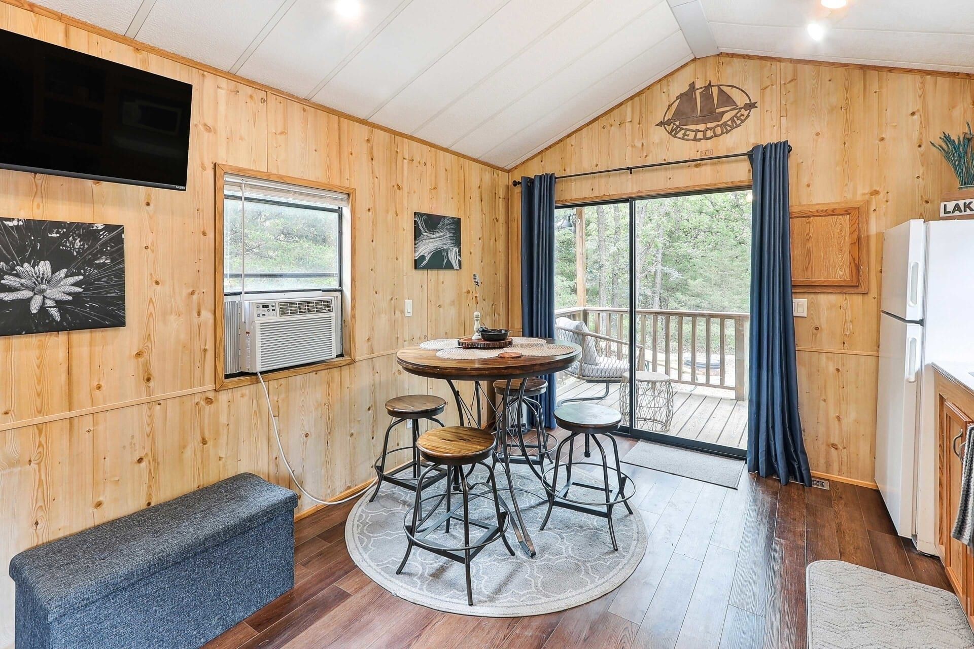 Cabin, 1 Bedroom | Dining