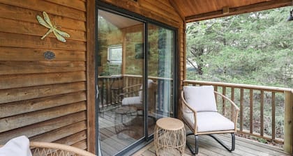 Cabin 10~ Cozy Toronto Lake Cabin ~ Walk To The Water 1 Bedroom Cabin by RedAwning