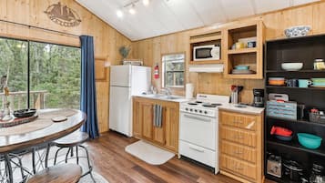 Kabin, 1 kamar tidur | Dapur pribadi | Lemari es, oven, mesin pembuat kopi/teh, dan pemanggang roti