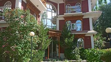 إطلالة على الحديقة