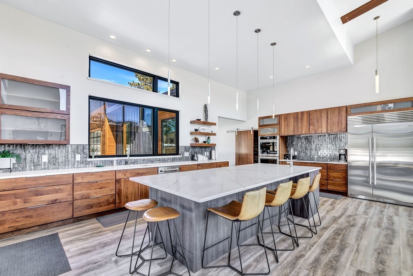 Réfrigérateur, micro-ondes, lave-vaisselle, cafetière/bouilloire