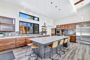 Réfrigérateur, micro-ondes, lave-vaisselle, cafetière/bouilloire