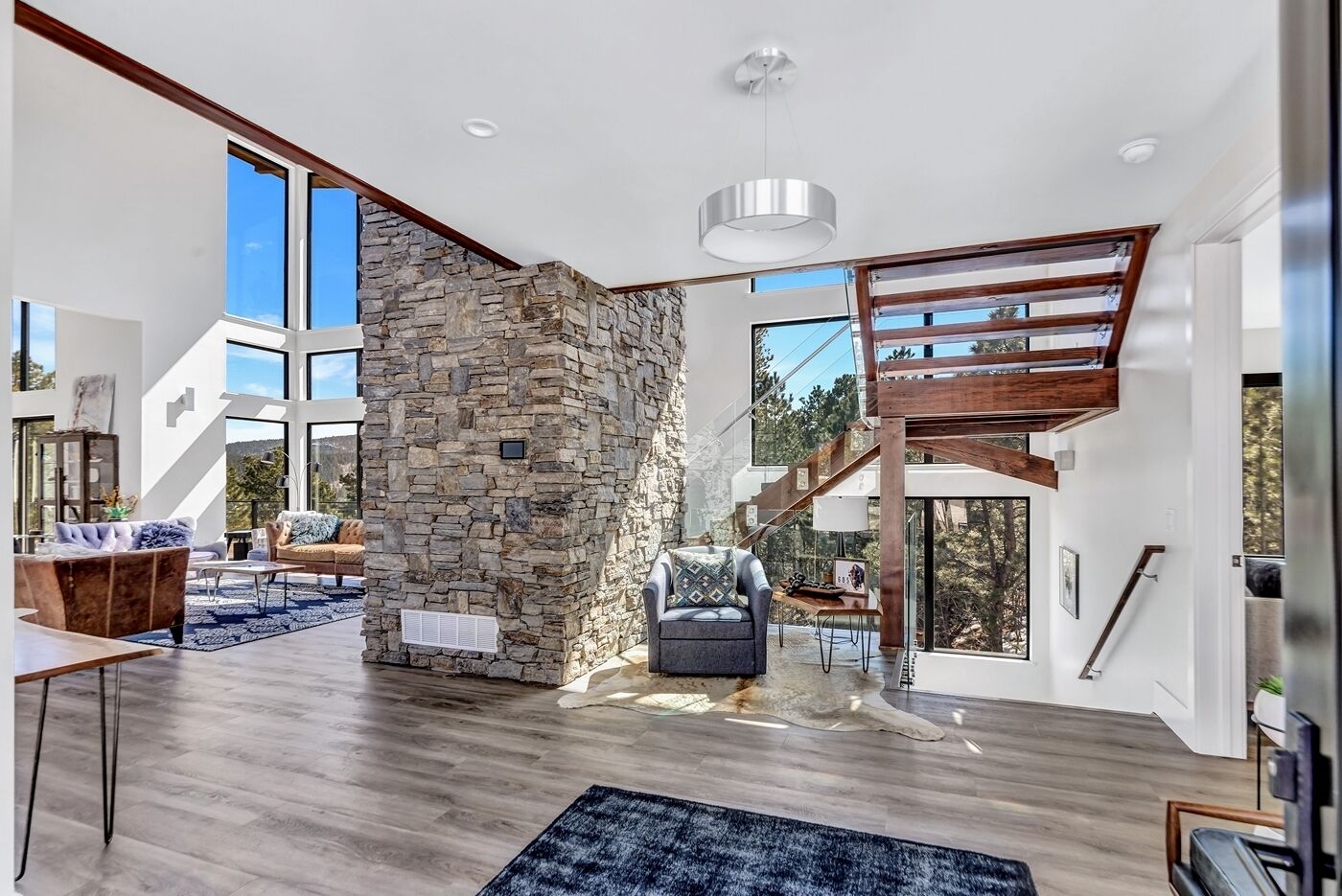 电视、壁炉、桌上足球