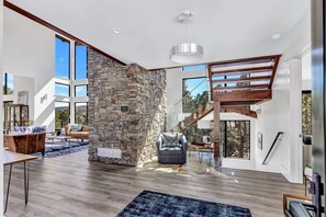 Télévision, cheminée, baby-foot