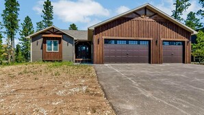 Un bâtiment à deux étages doté d’un garage et d’une allée couverte.