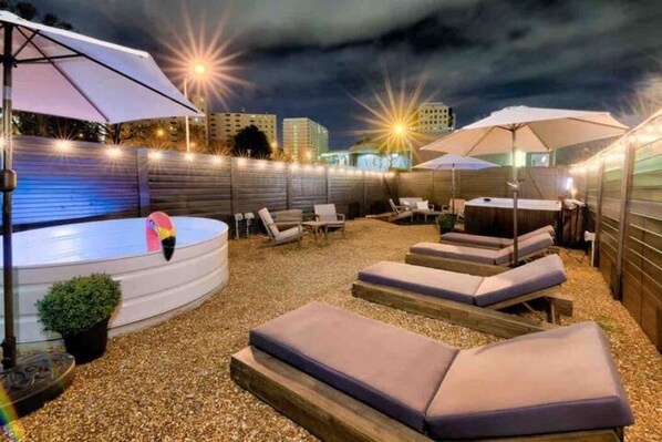 Outdoor spa tub - Walk 2 Broadway| 15 beds! - Private Hot Tub/Pool (Nashville)