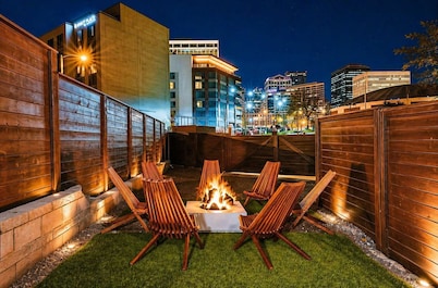 Walk 2 Broadway 15 beds! Private Hot Tub & Pool
