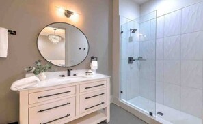 Dusche, Haartrockner, Handtücher, Shampoo
