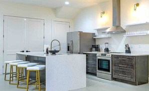 Kjøleskap, mikrobølgeovn, ovn og kokeplater