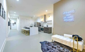 Interior - Walk 2 Broadway| 15 beds! - Private Hot Tub/Pool (Nashville)